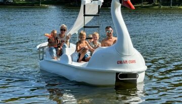 3.attēls Pier. Attēlā Jaunākais ūdens Braucamrīks Katamarāns Gulbītis