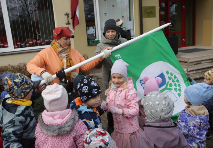 Kuldīgas bērnudārzā Cīrulītis Ekolapsēns (skolotāja Vineta Medniece) kopā ar bērniem un vadītājas vietnieci Daci Skaboviču goda aplī iznes ekoskolas karogu.