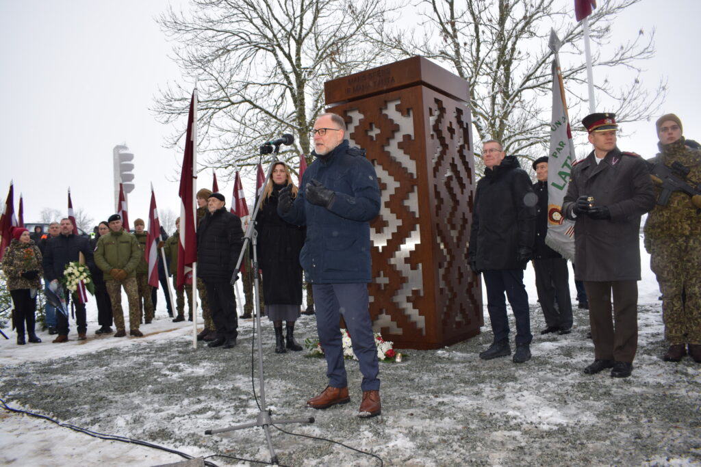 Kabiles centrā atklāts piemineklis nacionālajiem partizāniem. Uzrunu saka aizsardzības ministrs Andris Sprūds, pie pieminekļa – Kuldīgas novada domes priekšsēde Inese Astaševska, Valsts prezidents Edgars Rinkēvičs un citi.