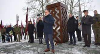 Kabiles centrā atklāts piemineklis nacionālajiem partizāniem. Uzrunu saka aizsardzības ministrs Andris Sprūds, pie pieminekļa – Kuldīgas novada domes priekšsēde Inese Astaševska, Valsts prezidents Edgars Rinkēvičs un citi.