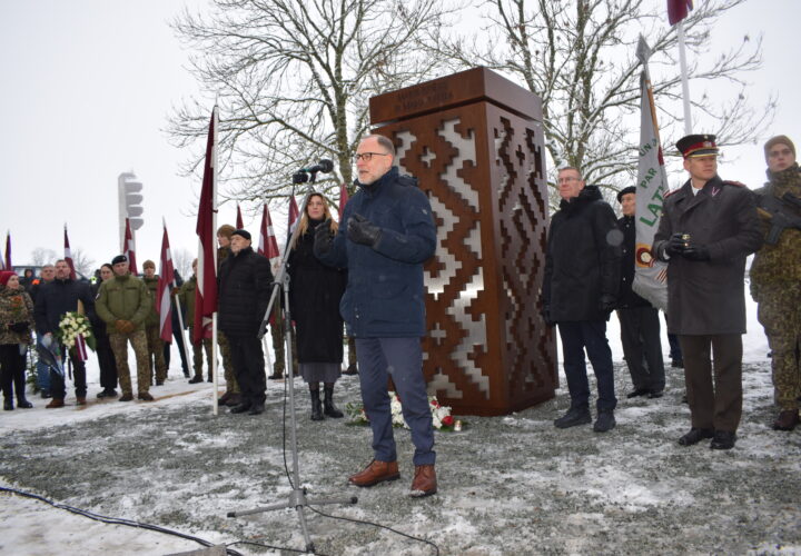 Kabiles centrā atklāts piemineklis nacionālajiem partizāniem. Uzrunu saka aizsardzības ministrs Andris Sprūds, pie pieminekļa – Kuldīgas novada domes priekšsēde Inese Astaševska, Valsts prezidents Edgars Rinkēvičs un citi.