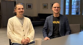 Kuldīgas Digitālo inovāciju centra projektu speciālists Toms Girvaitis un vadītājs Artis Gustovskis.