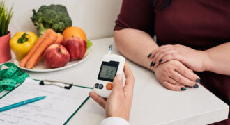Measuring,blood,sugar.,nutritionist,using,glucometer,tests,overweight,woman's,blood