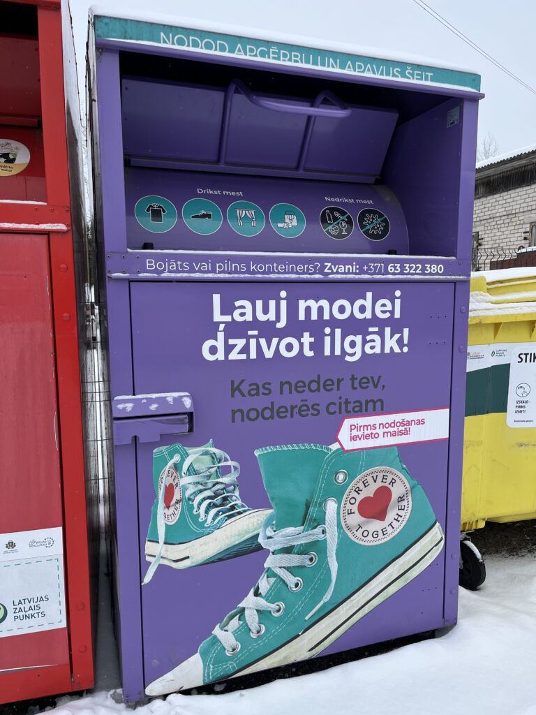 Šādā Konteinerā Var Izmest Tekstila Atkritumus.