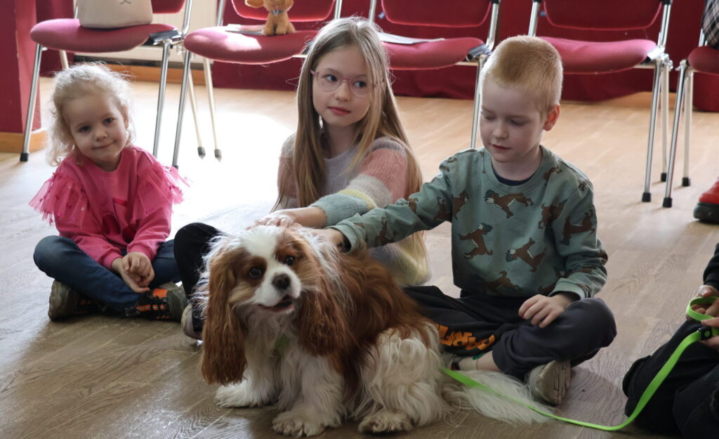 Kanisterapija Turlavas bibliotēkā