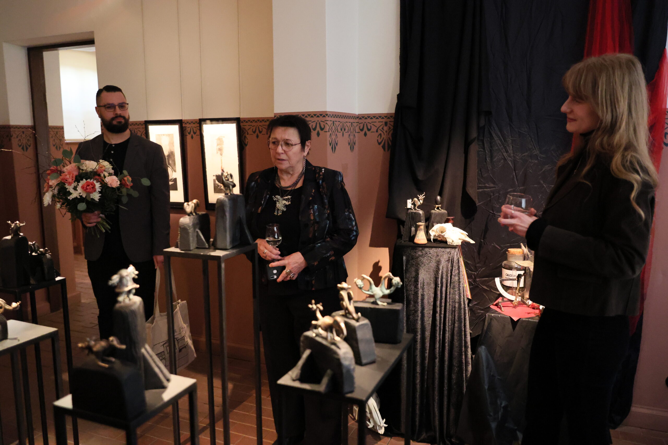 Cauri tumsai meklēt gaismu