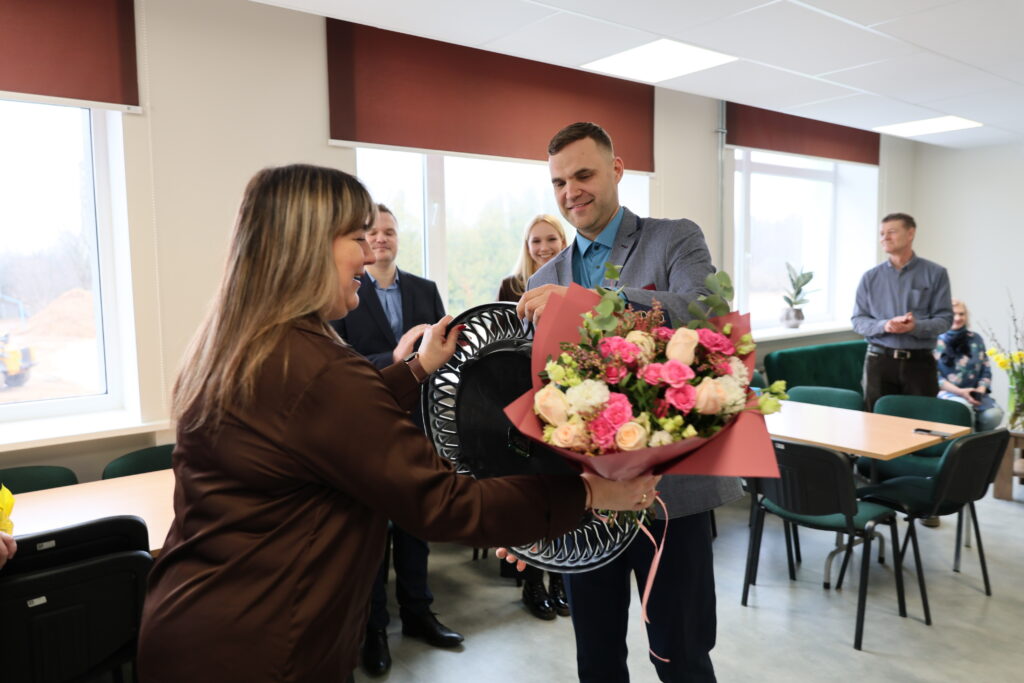 Rietumu būvvadības valdes priekšsēdis Mārtiņš Puķe sava uzņēmuma atjaunotās Skrundas pamatskolas direktorei Agitai Grāverei-Prenclavai dāvina pulksteni.