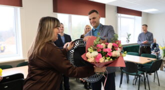 Rietumu būvvadības valdes priekšsēdis Mārtiņš Puķe sava uzņēmuma atjaunotās Skrundas pamatskolas direktorei Agitai Grāverei-Prenclavai dāvina pulksteni.