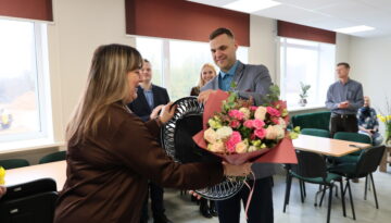 Rietumu būvvadības valdes priekšsēdis Mārtiņš Puķe sava uzņēmuma atjaunotās Skrundas pamatskolas direktorei Agitai Grāverei-Prenclavai dāvina pulksteni.