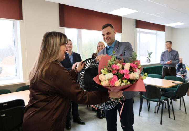 Rietumu būvvadības valdes priekšsēdis Mārtiņš Puķe sava uzņēmuma atjaunotās Skrundas pamatskolas direktorei Agitai Grāverei-Prenclavai dāvina pulksteni.