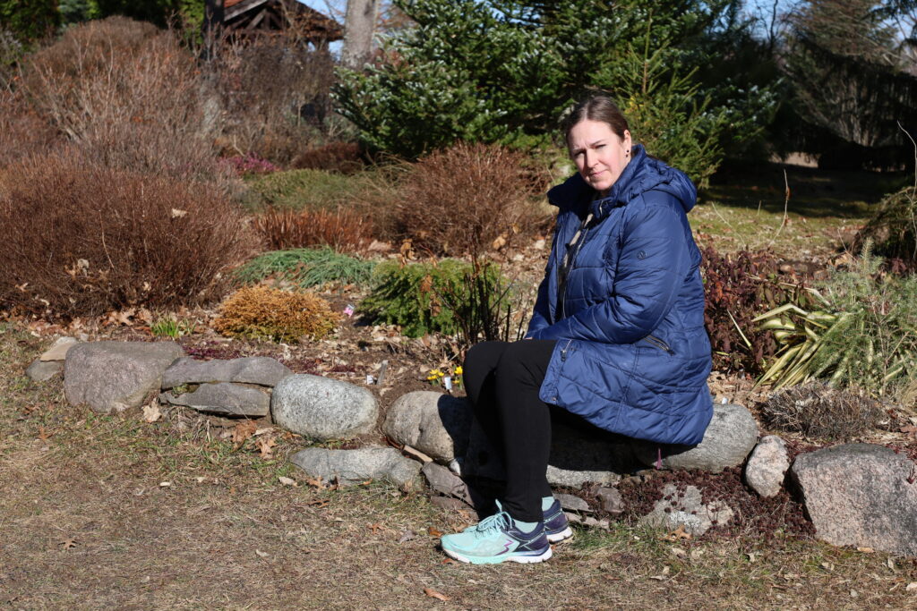 Padures pagasta Kameņu saimniece Gunita Antensone trīs hektāros vairāk nekā desmit gados iekopusi kolekcijas dārzu.