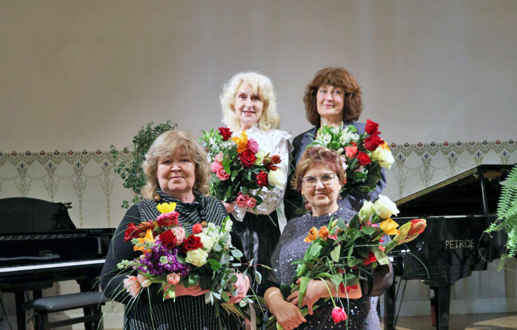 Kuldīgas mūzikas skolas kolektīva ziedu klēpjus saņēma ilggadējā darba jubilāres – skolotājas Daiga Šmēdiņa un Heda Auziņa (priekšā), Ingrīda Jankovska un Larisa Gailīte (aizmugurē).