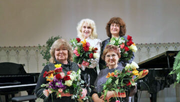 Kuldīgas mūzikas skolas kolektīva ziedu klēpjus saņēma ilggadējā darba jubilāres – skolotājas Daiga Šmēdiņa un Heda Auziņa (priekšā), Ingrīda Jankovska un Larisa Gailīte (aizmugurē).