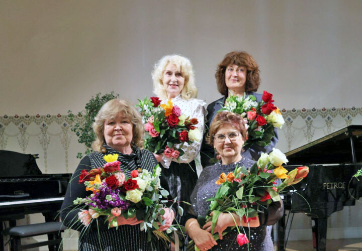Kuldīgas mūzikas skolas kolektīva ziedu klēpjus saņēma ilggadējā darba jubilāres – skolotājas Daiga Šmēdiņa un Heda Auziņa (priekšā), Ingrīda Jankovska un Larisa Gailīte (aizmugurē).