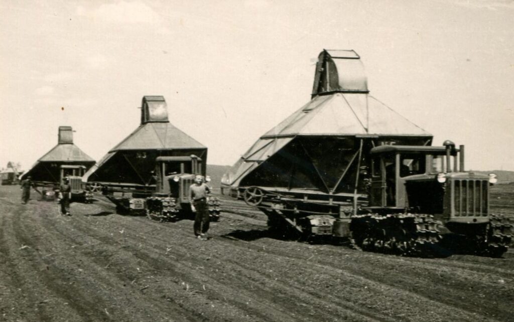 Strādnieki Ploču purvā tagadējā Dienvidkurzemes novadā.