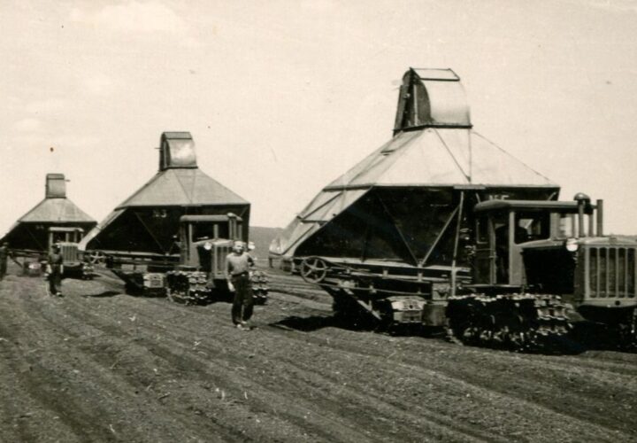 Strādnieki Ploču purvā tagadējā Dienvidkurzemes novadā.