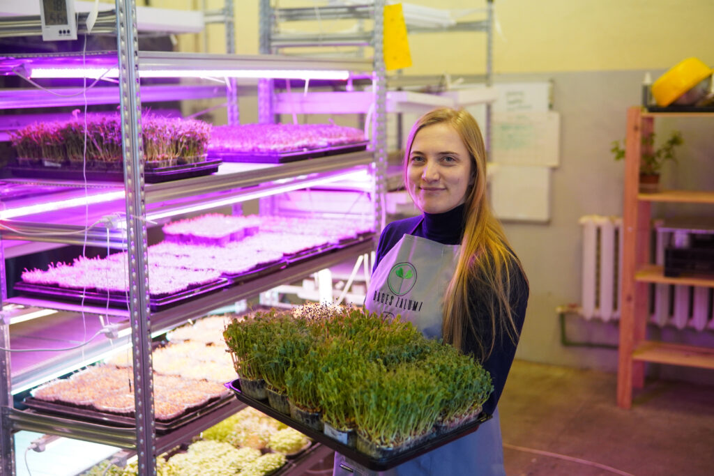 „Ja ir emocionāls smagums, mikrozaļumi dod vieglumu. Tāpat kā dārzeņi tie satur mums tik vajadzīgās šķiedrvielas,” skaidro mikrozaļumu audzētāja Dace Damberga no Talsiem.