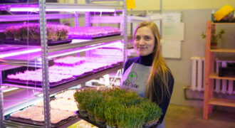 „Ja ir emocionāls smagums, mikrozaļumi dod vieglumu. Tāpat kā dārzeņi tie satur mums tik vajadzīgās šķiedrvielas,” skaidro mikrozaļumu audzētāja Dace Damberga no Talsiem.