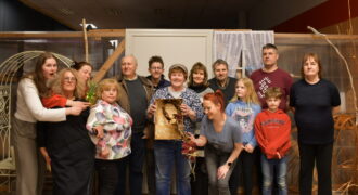 Kuldīgas kultūras centra amatierteātrim par režisores Daces Priedes iestudējumu Mešs pirmā vieta.