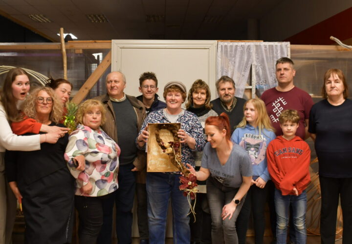 Kuldīgas kultūras centra amatierteātrim par režisores Daces Priedes iestudējumu Mešs pirmā vieta.