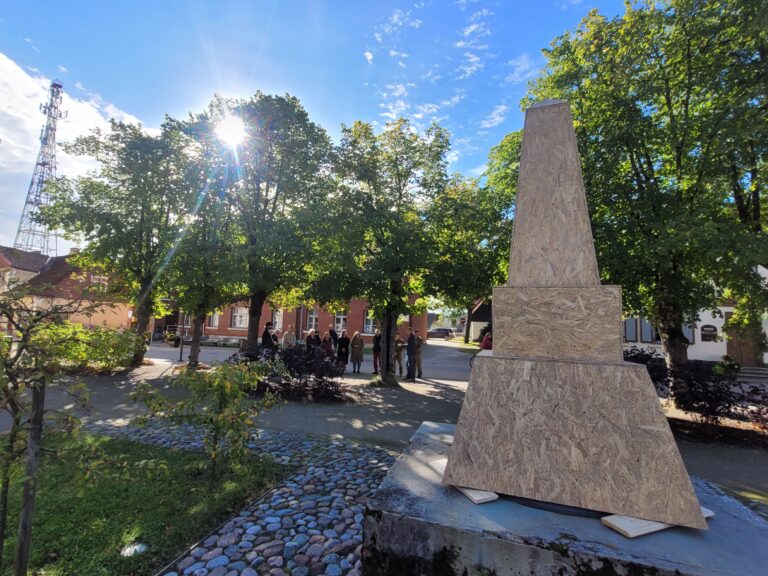 Kuldiga neatkaribas obelisks