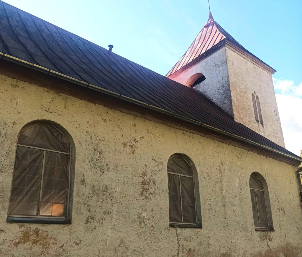 Par naudu, ko saziedojuši cilvēki no malu malām, Īvandes baznīcā sākta 210 gadus veco logu atjaunošana.