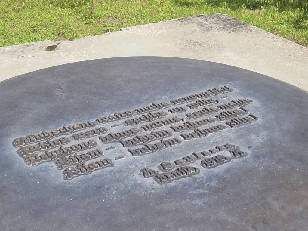 Kuldiga Neatkaribas Obelisks (2)