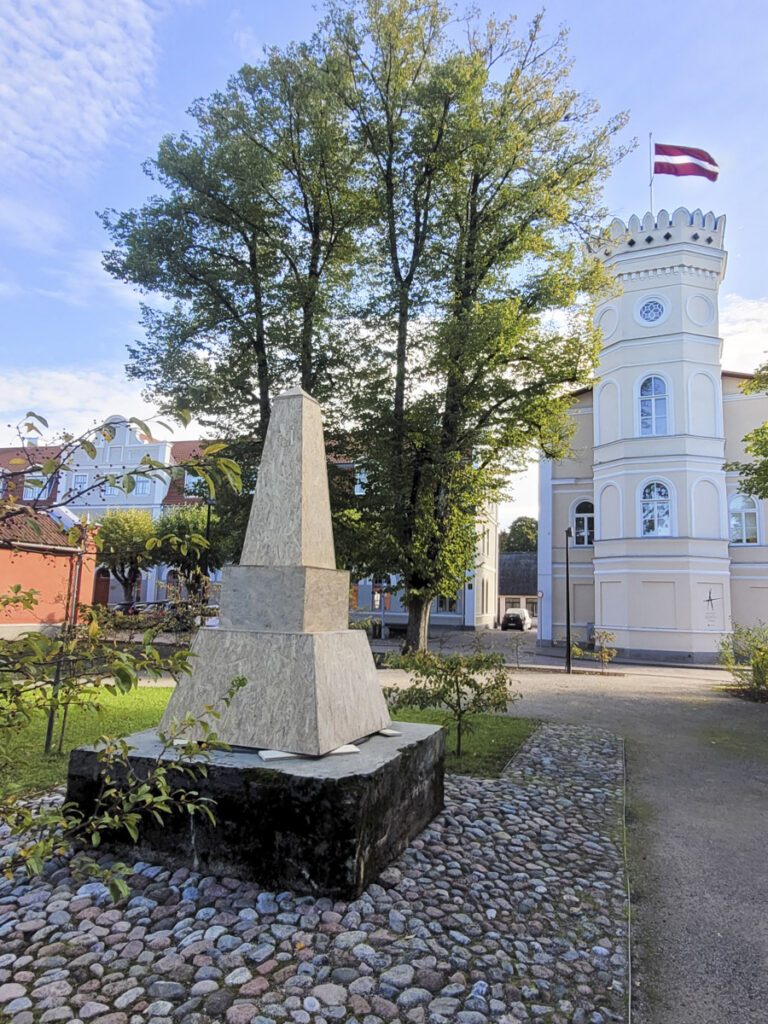 Kuldiga Neatkaribas Obelisks (3)