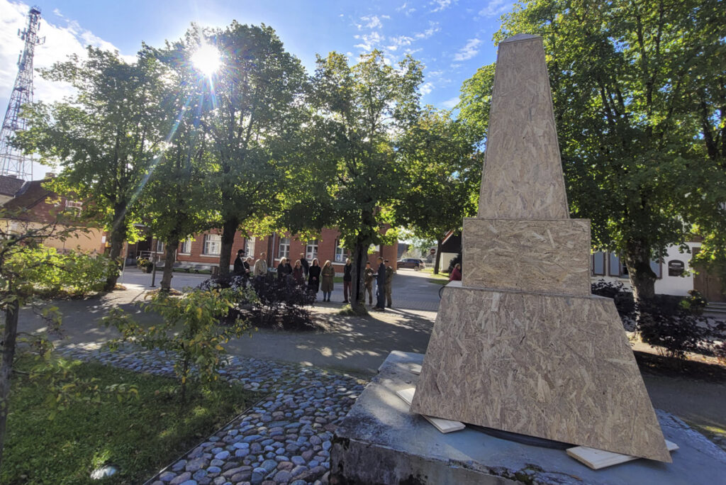 Kuldiga Neatkaribas Obelisks (5)
