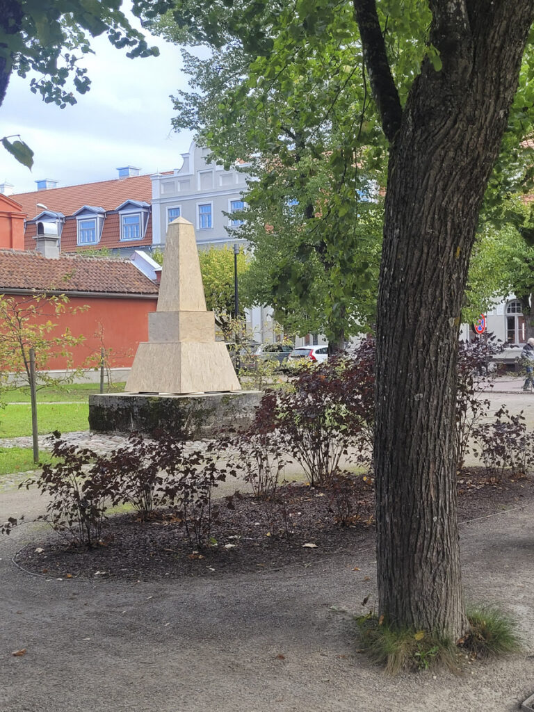 Kuldiga Neatkaribas Obelisks (6)